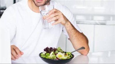 أضرار شرب المياه المثلجة بعد تناول طعام ساخن| تأثيرات على الهضم والصحة