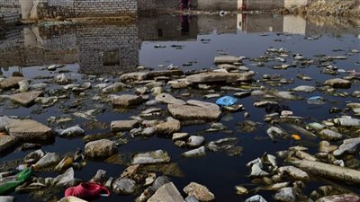 بكامل إرادتهم.. الأهالي يشربون مياه الصرف الصحي في الفيوم