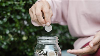 حكم الصرف من زكاة المال لكفاية المحتاجين في الغذاء والدواء
