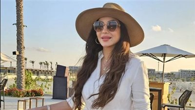 لجين عمران تطل بالألوان الزاهية في الساحل الشمالي