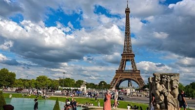 عاجل.. مسلحون يحتجزون رهائن في مطعم بضواحي باريس