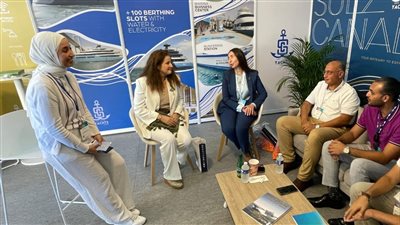 القنصل المصري بفرنسا والأميرة فوزية في جناح قناة السويس بمعرض موناكو 