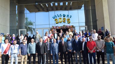 رئيس جامعة بنها يتفقد سير العملية التعليمية ويشارك الطلاب تحية العلم