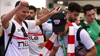 باقات الورود لبعثة الزمالك فى مطار القاهره 