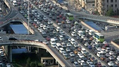 تفاصيل الحالة المرورية على الطرق والمحاور الرئيسية.. فيديو