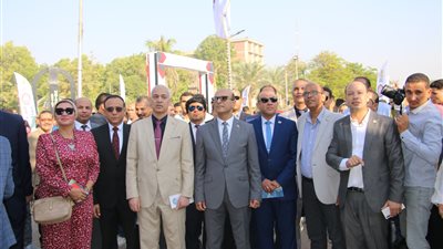 رئيس جامعة أسيوط يشارك في طابور تحية العلم