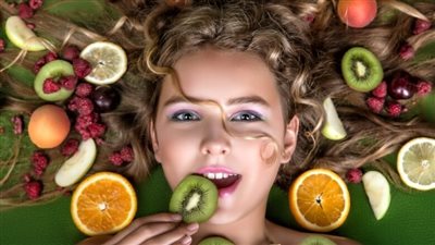 أبرز الأطعمة الفعّالة لتعزيز صحة البشرة والشعر