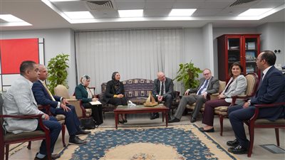 نائب رئيس جامعة عين شمس تستقبل وفدا من جامعة إكستر البريطانية