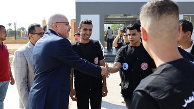  رئيس جامعة قناة السويس يستقبل الطلاب الجدد أمام بوابات الدخول