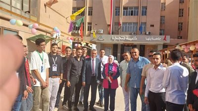 نائب رئيس جامعة بنها لشئون الدراسات العليا والبحوث تتفقد الدراسة بكليتي الآداب والتجارة  