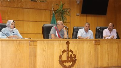 محافظ القليوبية يجتمع بمسئولي الادارات التكنولوجية والهندسية