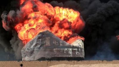 غارات جوية تستهدف خزانات النفط في ميناء رأس عيسى والحديدة بالبحر الأحمر