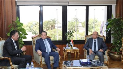 وزير الطيران المدني يبحث مع 