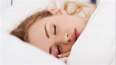أضرار النوم بالمكياج.. كيف تؤثر هذه العادة على صحة بشرتك؟