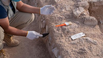 العثور على فأس من العصر البرونزي بروسيا (تفاصيل)