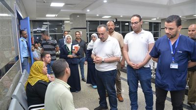 محافظ أسيوط يشيد بالمنظومة الصحية وتواجد الأطقم الطبية بمستشفى أبوتيج 