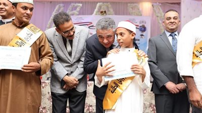 محافظ البحر الأحمر يُكرّم أوائل الطلبة بالتعليم العام والأزهري