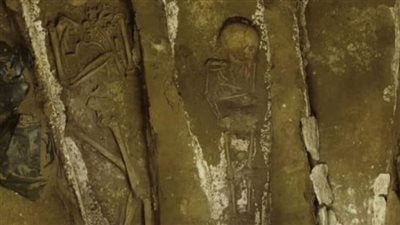 رجل يكتشف مقبرة آثار في 