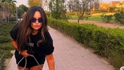 زينة بملابس مثيرة برفقة كلبها 