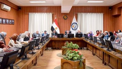 رئيس جامعة بني سويف يجتمع برؤساء الأقسام وأعضاء هيئة التدريس