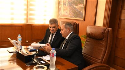 الفريق أسامة ربيع يبحث سبل التعاون مع محافظ بورسعيد