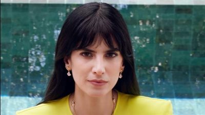 كارمن بصيص تتألق بالأحمر الصارخ