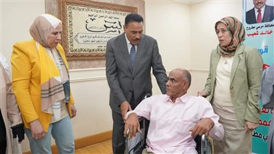 محافظ مطروح يسلّم كراسي متحركة وشهادات التجنيد لذوي الهمم 