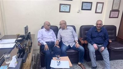 وكيل صحة قنا يناقش مدير مستشفي الهلال سُبُل الإنتهاء من قوائم الإنتظار