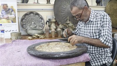 النقش على النحاس .. فن عابر للأزمان بحي الجمالية