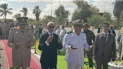 محافظ شمال سيناء يضع إكليل الزهور علي قبر الجندي المجهول بالعريش