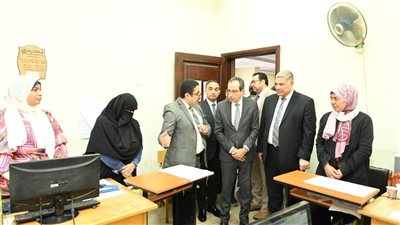 رئيس جامعة الفيوم يطمئن على انتظام الدراسة بالكليات