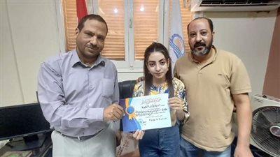 مدير تعليم أبوتشت يكرم مريم الموهوبة في مجال الرسم وإسلام لحسن خلقه