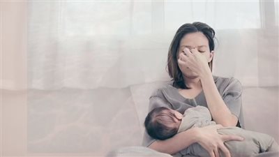 العناق .. حل سحري لاكتئاب مابعد الولادة 