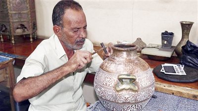 النقش على النحاس.. فن عابر للأزمان بحى الجمالية