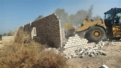 ازالة ثلاث حالات بناء مخالف على مساحة 620متر  بقرية الحلفاية 