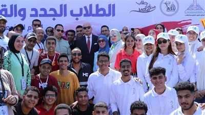 رئيس جامعة عين شمس يشهد ماراثونًا رياضيًا  