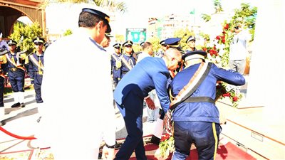 محافظ الفيوم يضع إكليلاً من الزهور على النصب التذكارى للشهداء