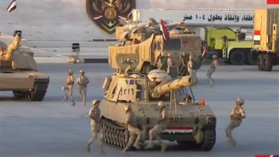 السيسي وبن زايد يشاهدان عرض قوات المشاة والمدفعية والدفاع الجوى (شاهد) 