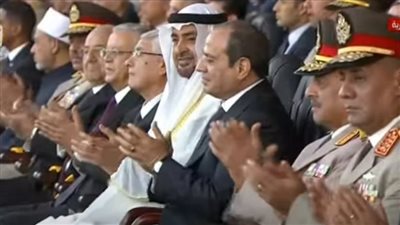  السيسي يصفق لفريق الفروسية للأكاديمية والكليات العسكرية (شاهد) 
