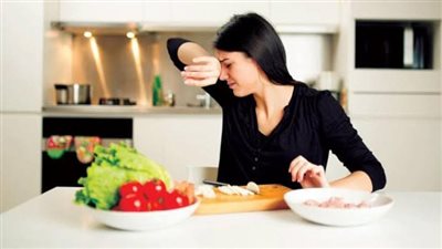 حيل فعّالة لتجنب الدموع عند تقطيع البصل