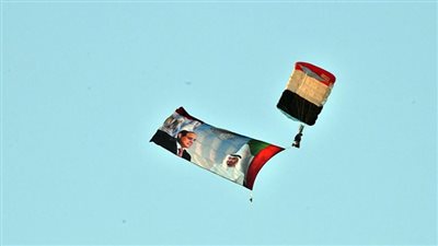 صورتا السيسى وابن زايد تزينان سماء احتفالية تخريج الكليات العسكرية (شاهد) 
