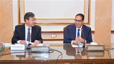 رئيس جامعة القاهرة يلتقى وفدا من دار النشر التعليمية للشعب الصينى