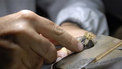 اختيار 14 لاجئاً من سوريا والعراق للتدريب على فن صياغة الذهب بإيطاليا