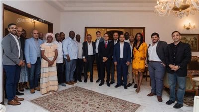 سفير مصر في كوت ديفوار يستقبل الفريق الطبي المصري