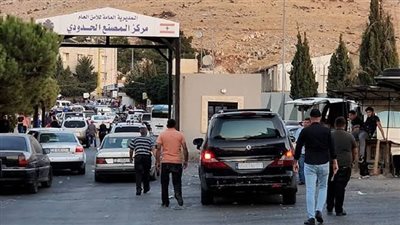 غارة إسرائيلية تقطع طريقا يستخدمه آلاف النازحين من لبنان إلى سوريا.. فيديو