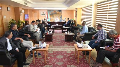 محافظ الفيوم يترأس اجتماع لجنة دراسة وفحص طلبات المشروعات على بحيرة قارون