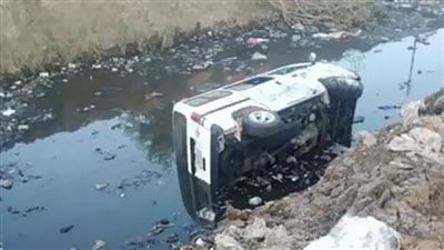 إصابة شخصين في انقلاب سيارة بمصرف بالفيوم