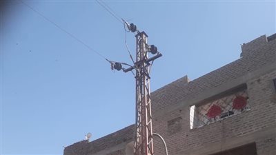 أعمدة الكهرباء المهجورة خطر يهدد حياة المواطنين بفاو قبلى بدشنا 