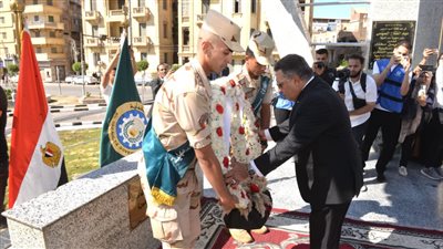 محافظ الدقهلية يضع إكليل الزهور على النصب التذكاري للشهداء