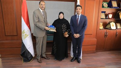 محافظ سوهاج يسلم 13 عقدا لتقنين أراضي أملاك الدولة للمواطنين
